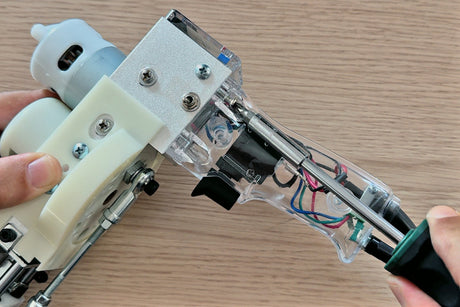 Come Sbloccare il Pulsante di Attivazione della Tufting Machine?